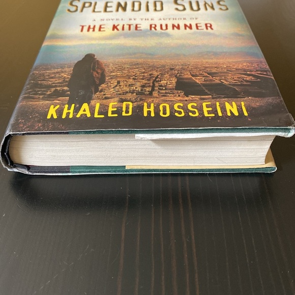 A Thousand Splendid Suns - Khaled Hosseini (Copy 2) - Picture 6 of 14